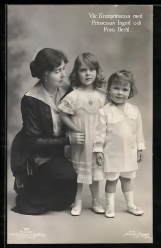 AK Var Kronprinsessa med Prinsessan Ingrid och Prins Bertil