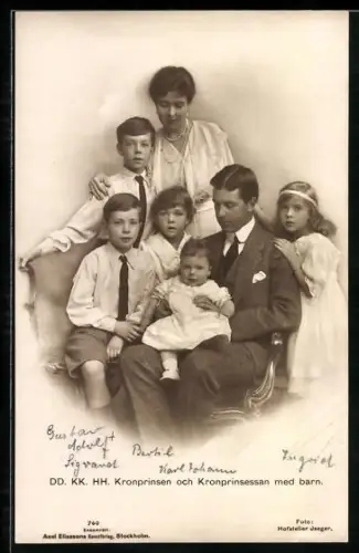AK Kronprinzenpaar von Schweden mit ihren Kindern