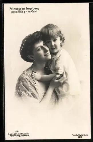 AK Prinzessin Ingeborg von Schweden umarmt den kleinen Prinz Carl