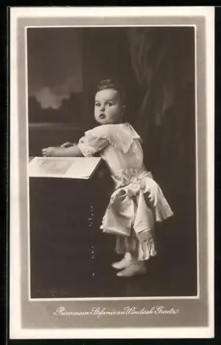 AK Prinzessin Stefanie zu Windisch-Graetz im hübschen Kleid mit Bilderbuch