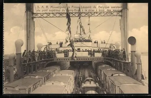 AK S. A. R. Monseigneur le Prince Léopold de Belgique assistant du pont supérieur du Ferry-Boat à la mise à bord...
