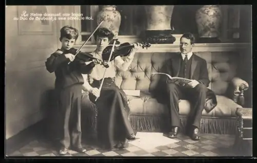 AK Der König von Belgien mit der Königin und dem Herzog von Brabant beim Geige spielen