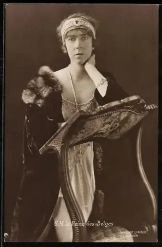 AK Portrait S. M. la Reine des Belges