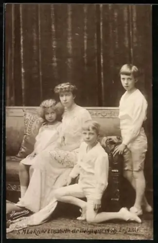 AK S. M. La Reine Elisabeth de Belgique et ses Enfants