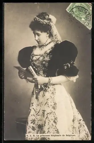 AK S. A. R. La princesse Stéphanie von Belgien beim Lesen