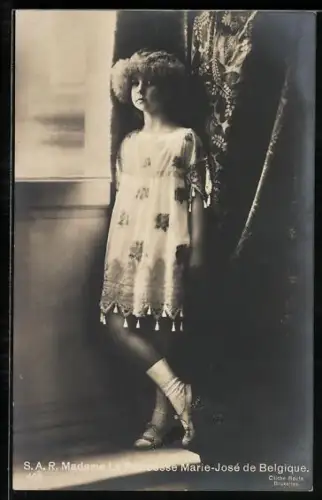 AK S.A.R. Madame La Princesse Marie-Jose de Belgique, Prinzessin von Belgien am Fenster