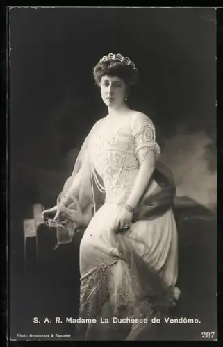 AK Madame la Duchesse de Vendome, Herzogin von Belgien in elegantem Spitzenkleid mit Diadem und Perlenkette