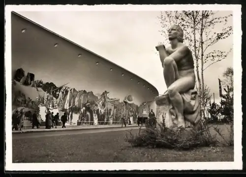 AK Zürich, Schweizerische Landesausstellung 1939, Hotelwand Schweiz, das Ferienland der Völker mit Skulptur