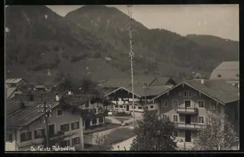 AK Ruhpolding, Dorfplatz mit Maibaum und umliegenden Häusern