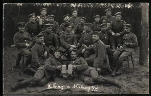 Foto-AK Neuburg a. d. Donau, Gruppenfoto Soldaten im Freien
