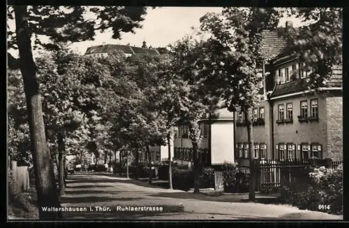 AK Waltershausen i. Thür., Ruhlaerstrasse mit Bergblick