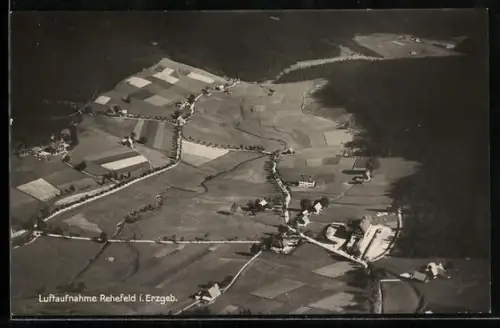 AK Rehefeld i. Erzgeb., Luftaufnahme, Felder, Höfe, Wald
