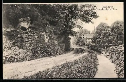 AK Ratingen, Cromfordermühle, Strassenpartie mit Graben