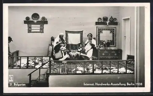 AK Berlin, Int. Handwerks-Ausstellung 1938, Bulgarien, Frauen beim Sticken