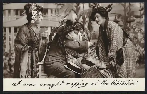 AK Mann ist auf einer Ost-Asien-Ausstellung eingeschlafen und wird von Frauen im ortstypischen Kleidungsstil umringt