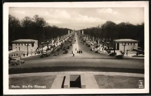 AK Berlin-Tiergarten, Ost-Westachse, Strassenszene mit Verkehr und Fussgängern