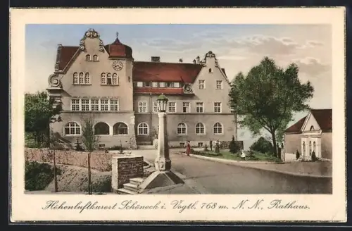 AK Schöneck i. Vogtl., Rathaus mit Strassenpartie
