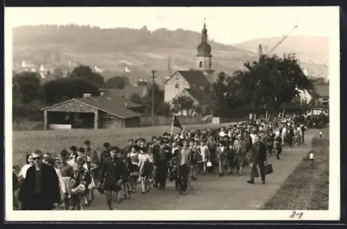 Foto-AK Thalmässing, Strassenumzug an Kirche