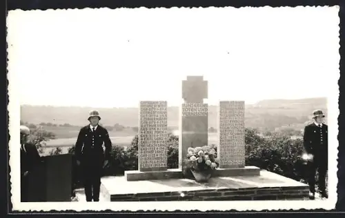 Foto-AK Oberwallmenach, Ehrenmal mit Soldaten