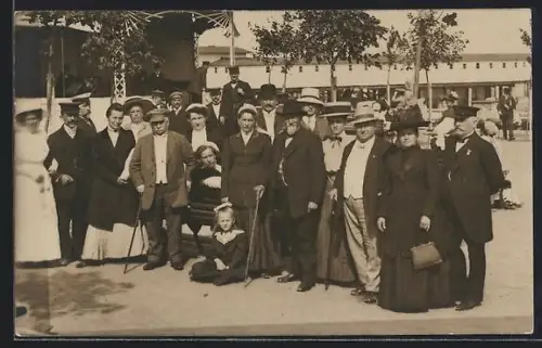 Foto-AK Ahlbeck /Ostsee, Gruppenaufnahme auf dem Festplatz