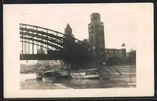 Foto-AK Köln, Hohenzollernbrücke, Rheinufer, Ausflugsschiffe