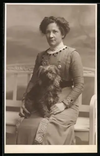 Foto-AK Dame mit Terrier auf dem Schoss