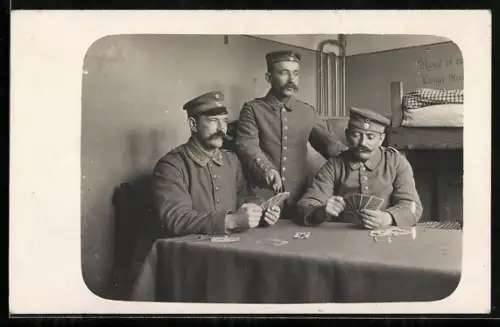 Foto-AK Drei Uniformierte Soldaten beim Kartenspiel