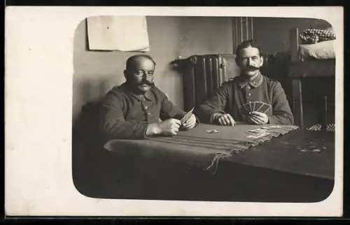 Foto-AK Zwei Soldaten in Uniform mit Schnurrbärten beim Kartenspiel