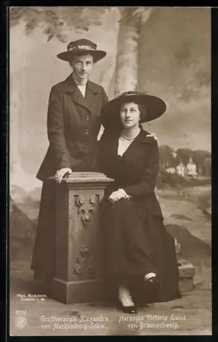 AK Grossherzog in Alexandra von Mecklenburg-Schwerin und Herzogin Victoria Luise von Braunschweig