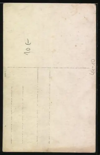 Foto-AK Dame mit Kleinkind, das auf einem Schaukelpferd sitzt