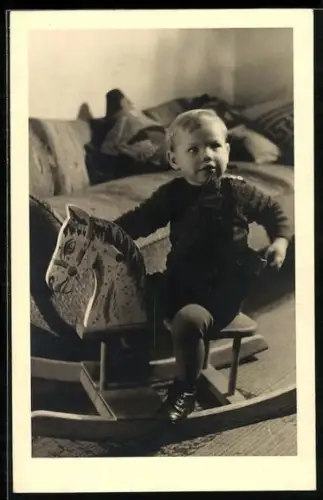 Foto-AK Kleiner Junge auf einem Schaukelpferd