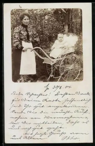 Foto-AK Frau mit Kinderwagen und einem Kleinkind darin