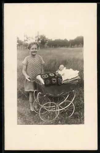 Foto-AK Mädchen mit Kinderwagen und Puppe auf einer Wiese