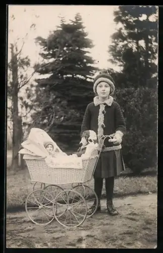 Foto-AK Mädchen mit Kinderwagen und einer Puppe im Freien