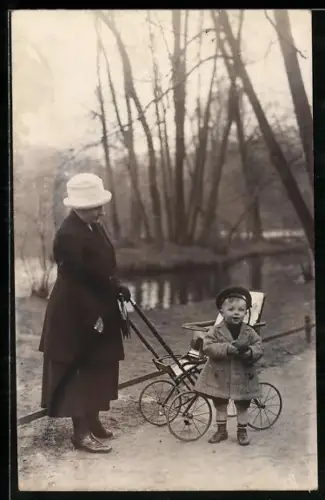 Foto-AK Frau mit Kinderwagen und einem Jungen mit Mütze
