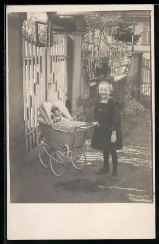 Foto-AK Mädchen mit Schleife im Haar und Kinderwagen