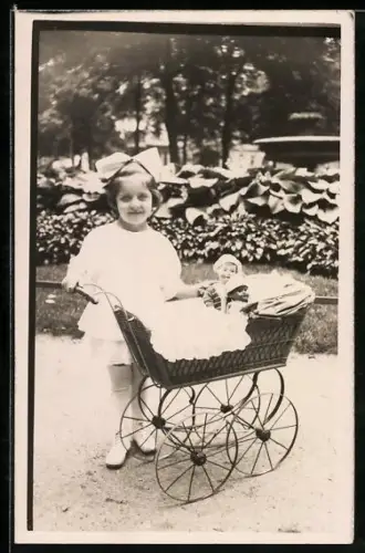 Foto-AK Mädchen mit Kinderwagen und Puppen darin