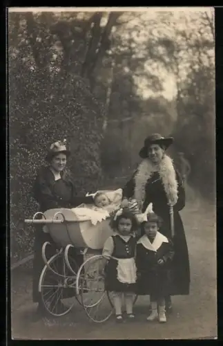 Foto-AK Zwei Frauen mit Kinderwagen und Kindern im Park