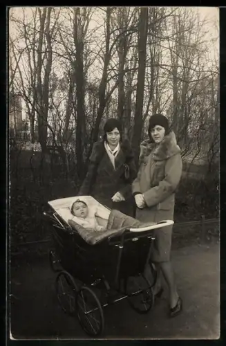 Foto-AK Junge Frauen mit Kinderwagen im Park