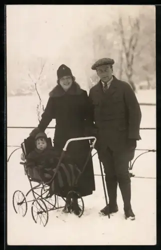 Foto-AK Paar mit Kinderwagen im Winter