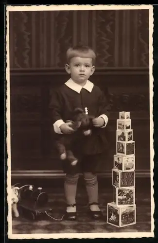 Foto-AK Junge mit Teddybär und einem Turm aus Klötzen