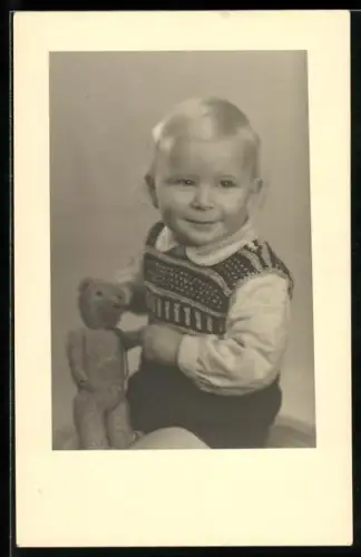 Foto-AK Blonder Junge im Pullunder mit seinem Teddybären