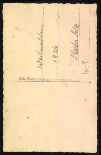 Foto-AK Pausbäckiges Kind steht neben seinem Teddybären