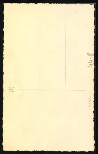 Foto-AK Kleinkind sitzt mit einem Teddy auf einem Tisch