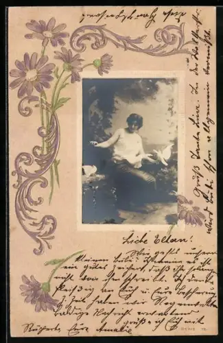 Foto-Collage-AK Junge Frau sitzt mit weissen Tauben im Park, Passepartout mit Blumen