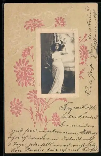 Foto-Collage-AK Elegante Dame lehnt an einem Baum, Passepartout mit Blumen