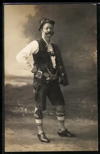 Foto-AK Mann in Tracht mit imposantem Bart