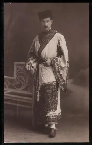 Foto-AK Sejed Mahmud Amier Miran Ben Reza in persischer Tracht vor Studiokulisse