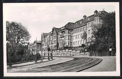 AK Plauen i. Vogtl., Stadtkrankenhaus, Strassenbahnschienen und Grünanlagen