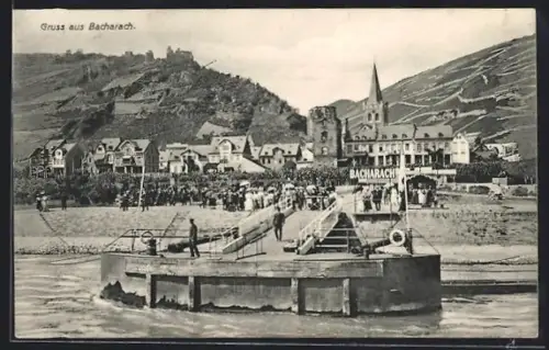 AK Bacharach /Rh., Ortsansicht vom Schiffsanleger aus
